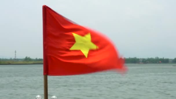 Bendera Vietnam Berkibar Atas Angin Atas Perahu Sungai Thu Bon — Stok Video