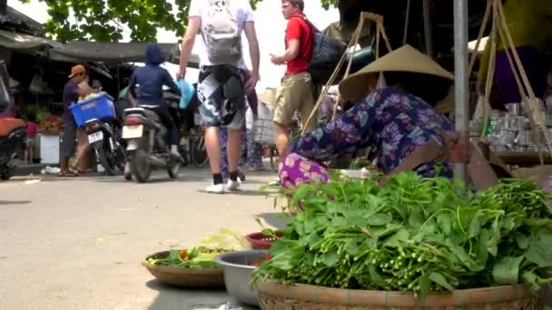 越南海安市场售卖食物及蔬菜的本地妇女 2018年4月6日 越南海安市场日间街道上的当地居民摊位持有人和游客 — 图库视频影像