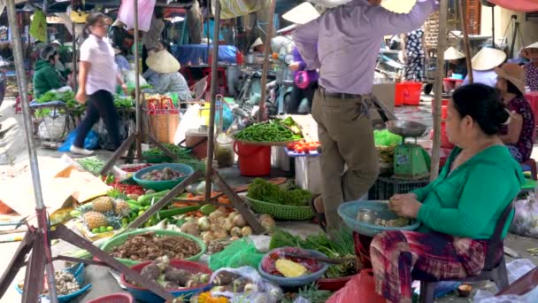 Mulheres Locais Venda Frutos Alimentares Produtos Hortícolas Mercado Hoi Vietnão — Vídeo de Stock