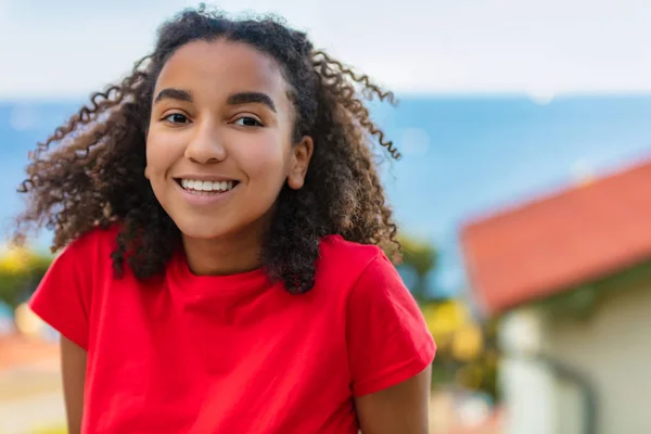 Outdoor Portret Van Mooie Gelukkig Gemengd Ras African American Girl — Stockfoto