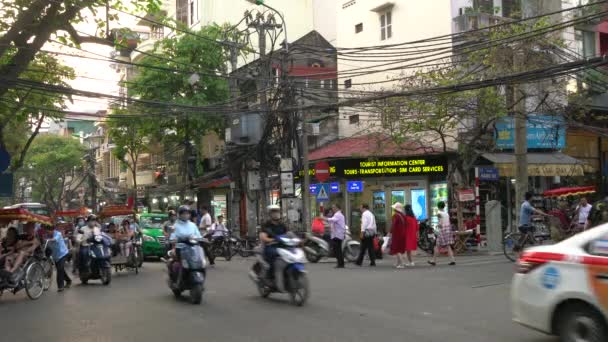 스쿠터 사람들에 거리의 베트남 하노이 2018 스쿠터 오토바이 자동차 관광객 — 비디오