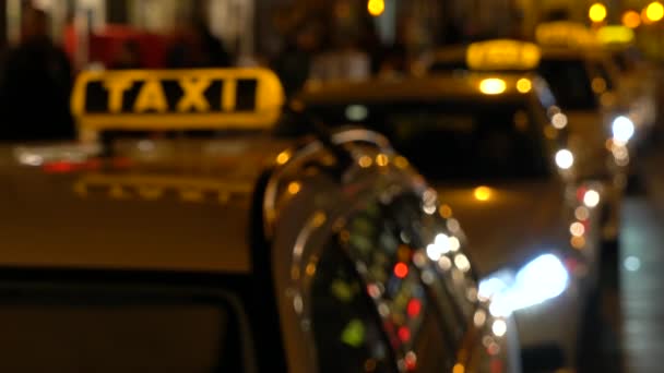 手ラック フォーカス夜時間タクシーとベルリン ドイツの人々 のビデオ — ストック動画
