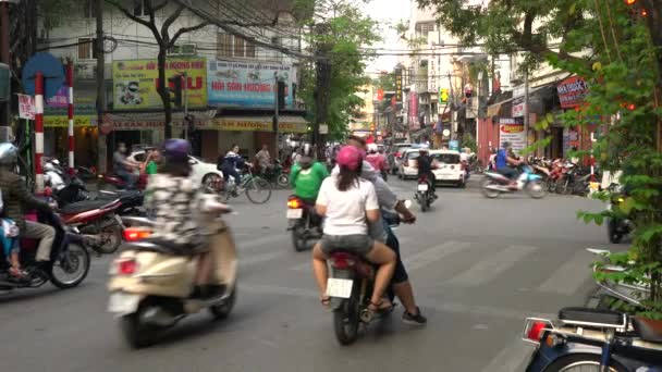 스쿠터 사람들에 거리의 베트남 하노이 2018 스쿠터 오토바이 자동차 관광객 — 비디오