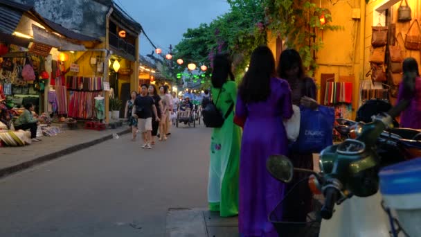 Τοπική Άτομα Και Τουρίστες Στο Νύχτα Σχετικά Δρόμους Hoi Βιετνάμ — Αρχείο Βίντεο