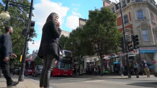 横断オックスフォードの通り ロンドン イギリスの人々 の横断歩道 タクシー オックスフォードの通り ロンドン イギリスでロンドン 階建てバス赤 2018 — ストック動画