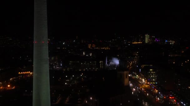从城市街道的夜晚 亚历山大广场 米特区 欧洲倾斜高达柏林 Fernsehturm 电视塔 — 图库视频影像