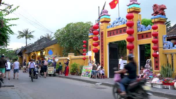 ベトナムのホイアン旧市街の通りにある地元の人々と観光客7エイプリル2018 ベトナムのホイアン旧市街の通りにある地元の人々 観光客 スクーターや自転車 — ストック動画