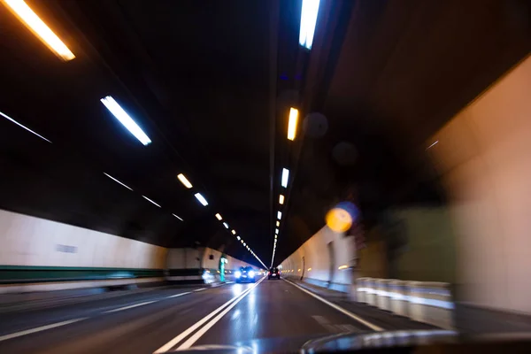 Desenfoque Movimiento Conducir Coche Velocidad Través Túnel Carretera Por Noche — Foto de Stock