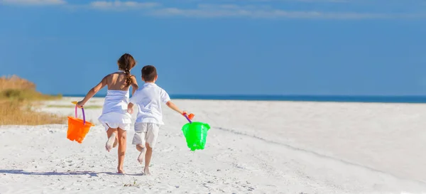 Счастливые Дети Мальчик Девочка Брат Сестра Бегают Весело Играют Песок — стоковое фото