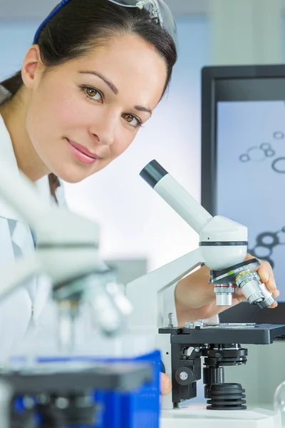 Lekarz Kobieta Naukowiec Medycznych Lub Naukowych Pomocą Jej Mikroskopu Laboratorium — Zdjęcie stockowe