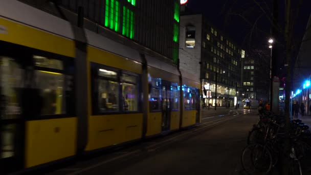 Spårvagnar Och Passagerare Nära Spårvagn Och Tågstationen Alexanderplatz Berlin Tyskland — Stockvideo