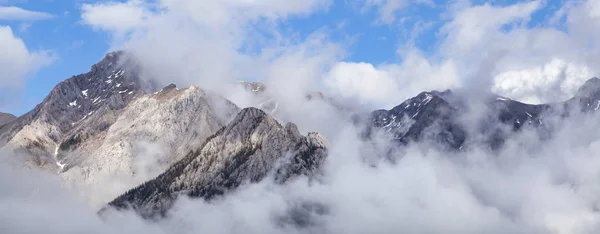 Panorámica Telaraña Aérea Fotografía Nubes Sobre Montañas Rocosas Cubiertas Nieve — Foto de Stock