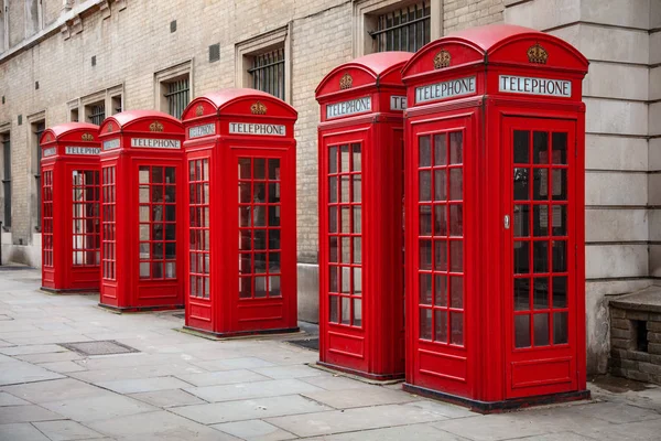 Fila Cinco Clásicas Cabinas Telefónicas Rojas Tradicionales Londres Inglaterra —  Fotos de Stock