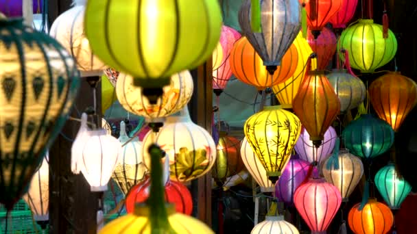视频剪辑的传统越南五颜六色的灯笼在晚上在会安 越南的街道上 — 图库视频影像