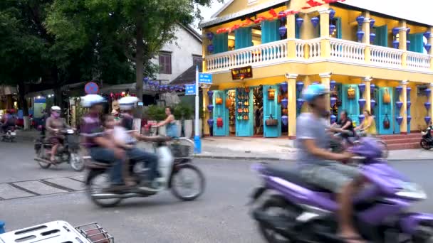 スクーター トラフィックおよび人々 上の通りのホイアン ベトナム 2018 スクーター オートバイ 観光客とホイアンの昼間の街の人々 ベトナム — ストック動画