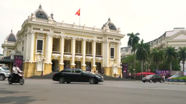 越南河内歌剧院外交通及人员 2018年4月2日 滑板车 河内歌剧院外的人们 越南河内 — 图库视频影像