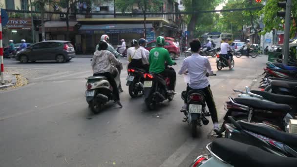 Robogók Emberek Utcákon Hanoi Vietnam 2018 Április Robogók Motorkerékpárok Autók — Stock videók