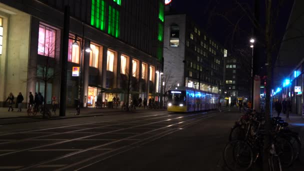 Spårvagnar Och Människor Nära Stationen Alexanderplatz Berlin Tyskland Februari 2018 — Stockvideo