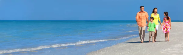 Web Banner Panoramic Fotografi Lycklig Familj Mor Far Och Två — Stockfoto