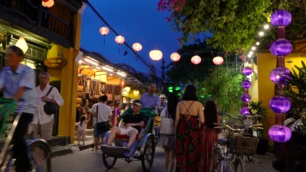 ローカルの人々 と観光客で夜に 通りのホイアン ベトナム 2018 地元の人々 観光客 ホイアンの街で夜自転車人力車 ベトナム — ストック動画