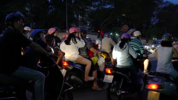 スクーターと人々 通りのホーチミン市またはサイゴン ベトナム夜 2018 スクーター オートバイ ホーチミン市 ベトナムの夜時間路上人 — ストック動画