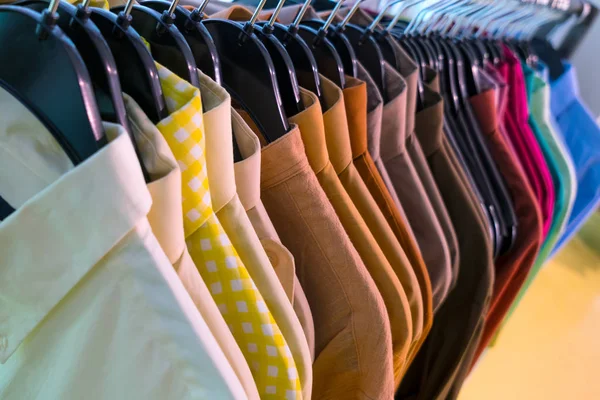 Bir Dükkan Satılık Bir Ray Üzerinde Asılı Erkek Erkekler Gömlek — Stok fotoğraf