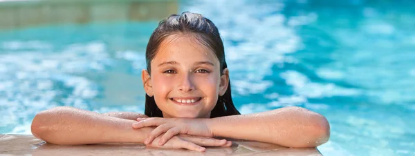 リラックスして スイミング プールの側に笑顔のかわいい幸せな若い女の子子供のパノラマ Web バナー — ストック写真