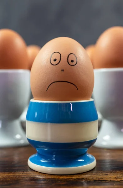 Θλιβερό Συναίσθημα Κατάθλιψης Έννοια Ένα Επιμέρους Βραστό Αυγό Frowning Διαφορετικά — Φωτογραφία Αρχείου
