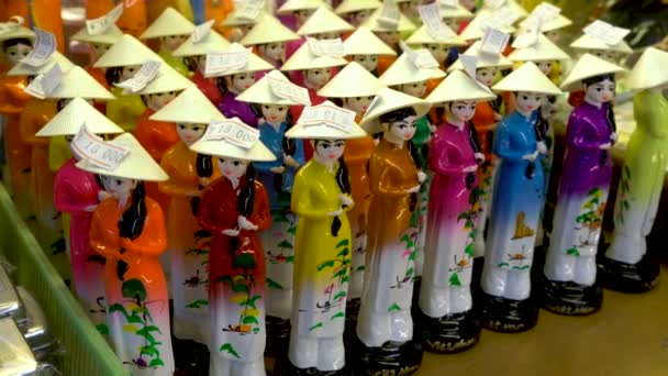 Porzellanfiguren Vietnamesischer Frauen Traditioneller Frauenkleidung Zum Verkauf Auf Dem Saigonmarkt — Stockvideo