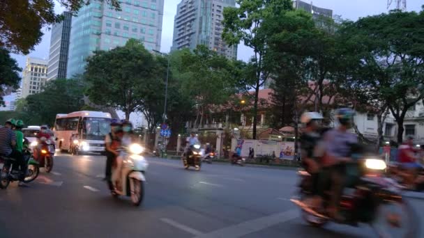 スクーターと人々 通りのホーチミン市またはサイゴン ベトナム夜 2018 スクーター オートバイ ホーチミン市 ベトナムの夜時間路上人 — ストック動画
