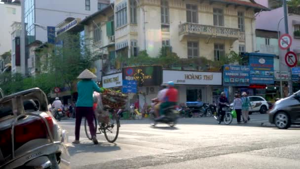 スクーターと人々 通りのホーチミン市またはサイゴン ベトナムに 2018 スクーター オートバイ 自転車 ホーチミン市の路上人ベンタン市場に近い — ストック動画