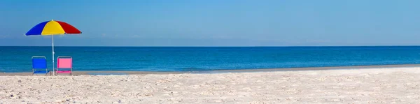 Panoramica Pancarta Tela Color Rosa Azul Tumbonas Una Playa Vacía — Foto de Stock