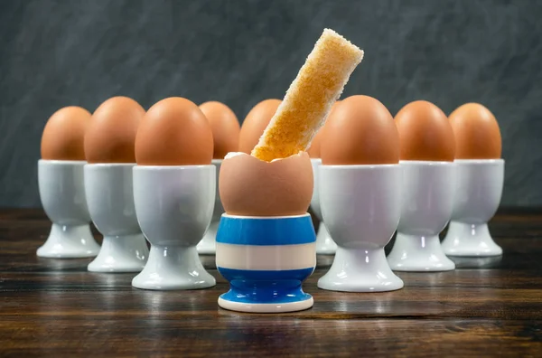 Toast Soldaat Ondergedompeld Een Gekookt Een Blauwe Gestreepte Eggcup Omringd — Stockfoto