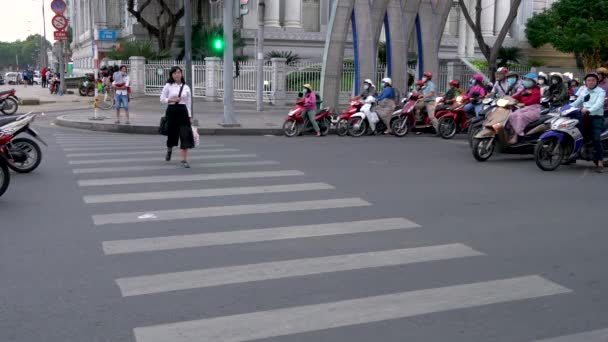 Emberek Szkuterek Robogók Egy Gyalogos Átkelő Utcák Minh Város Vagy — Stock videók