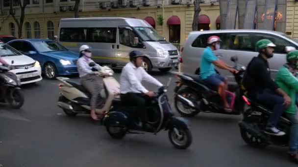 スクーターと人々 通りのホーチミン市またはサイゴン ベトナムに 2018 スクーター オートバイ ホーチミン市 ベトナムの路上人 — ストック動画