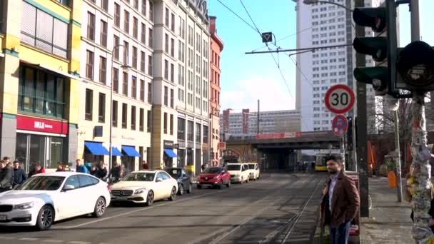 Tram Personas Dirckenstrasse Berlín Alemania Febrero 2018 Tilt Tower Daytime — Vídeo de stock