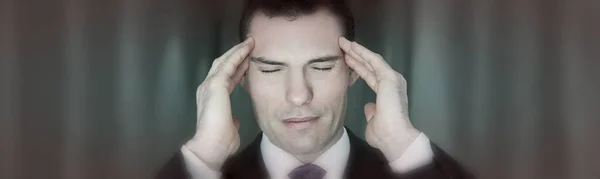 痛みでストレス片頭痛頭痛パノラマ Web バナーから彼の頭を保持して落ち込んでいるビジネスマンを強調 — ストック写真