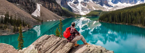 Panorámica Web Pancarta Senderismo Hombre Sentado Con Mochila Mochila Pie —  Fotos de Stock