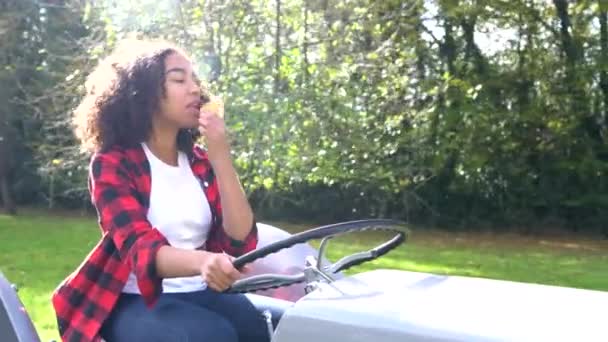 Belle Afro Américaine Métissée Adolescente Jeune Femme Conduisant Tracteur Gris — Video