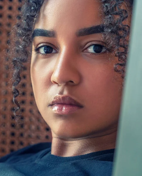 Indoor Portret Van Mooie Gelukkig Gemengd Ras African American Girl — Stockfoto