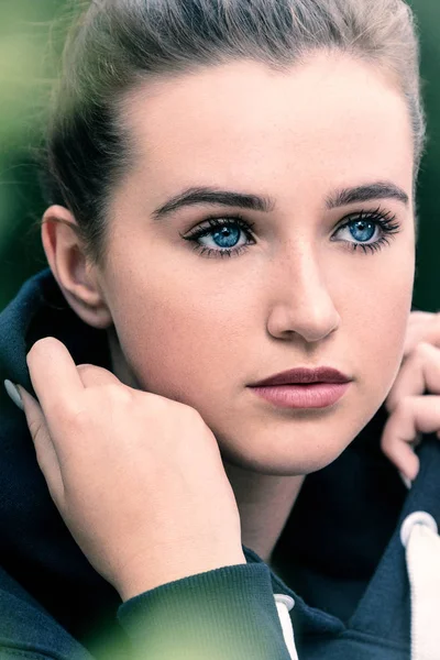 Hermosa Chica Adolescente Mujer Joven Con Ojos Azules Fuera Con —  Fotos de Stock