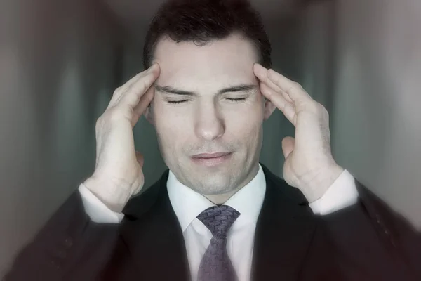 Benadrukt Depressief Zakenman Houdt Zijn Hoofd Pijn Van Stressvolle Migraine — Stockfoto