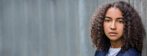 Bela Raça Mista Afro Americana Menina Adolescente Mulher Jovem Fora — Fotografia de Stock