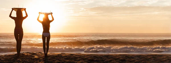 Beautiful Young Women Surfer Girls Bikinis Surfboards Beach Sunset Sunrise — Stock Photo, Image