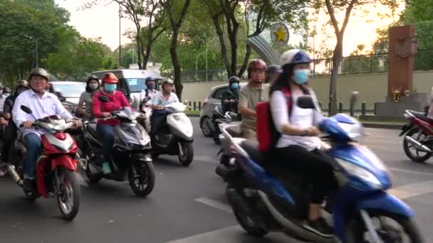 スクーターと人々 通りのホーチミン市またはサイゴン ベトナムに 2018 スクーター オートバイ ホーチミン市 ベトナムの路上人 — ストック動画
