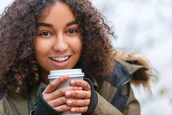 美しい幸せな混血アフリカ系アメリカ人の女の子 代女性若い女性外テイクアウトのコーヒーを飲みながら笑みを浮かべて — ストック写真