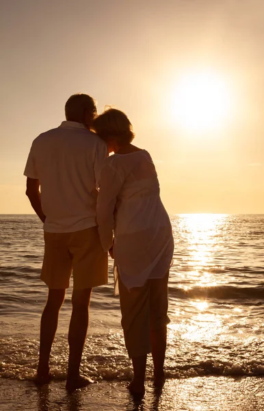 Romántica Pareja Hombres Mujeres Mayores Tomados Mano Abrazándose Atardecer Amanecer — Foto de Stock