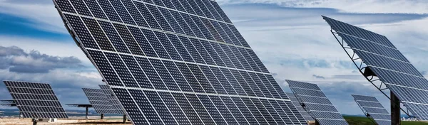 Hdr Banner Web Panorâmica Painéis Solares Fotovoltaicos Fornecendo Energia Verde — Fotografia de Stock