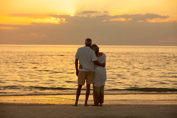 Pareja Hombres Mujeres Mayores Abrazándose Atardecer Amanecer Una Playa Tropical —  Fotos de Stock