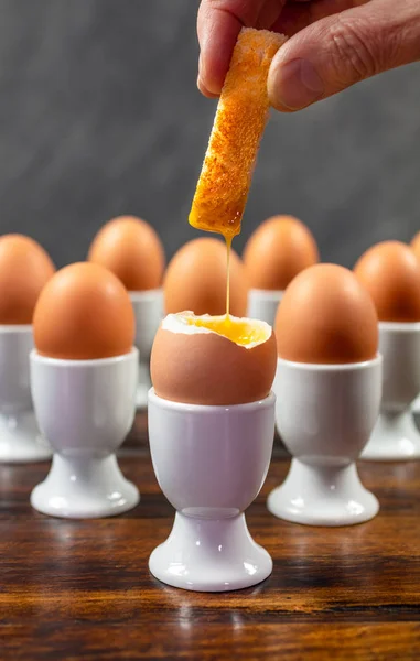 Persoon Dompelen Toast Soldaat Een Gekookt Van Een Groep Van — Stockfoto